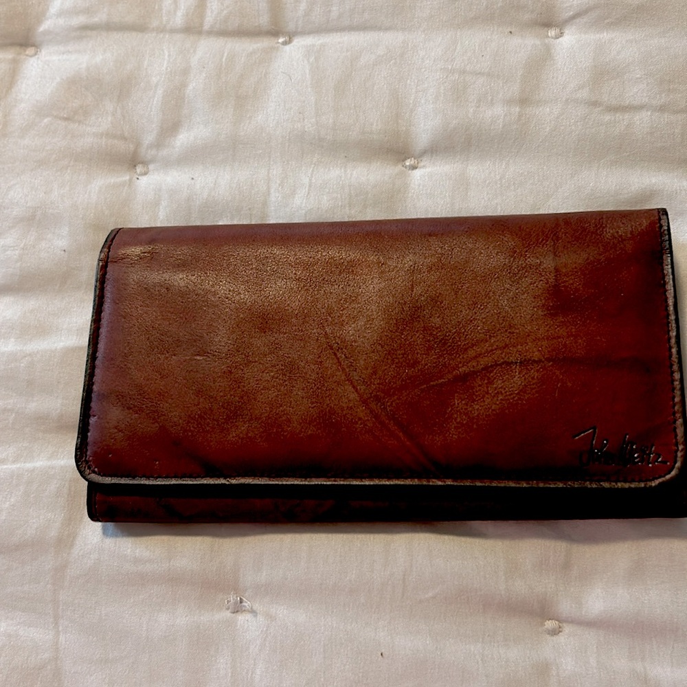 Nice size new wallet very pretty